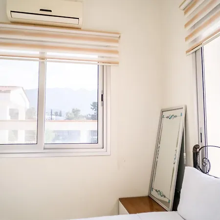 Romantiс Two-bedroom With Sea View 公寓 凯里尼亚