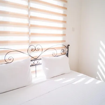 Romantiс Two-bedroom With Sea View * 凯里尼亚