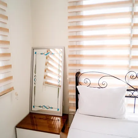 Romantiс Two-bedroom With Sea View 凯里尼亚